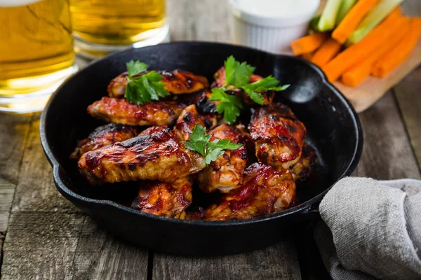 Alitas de pollo en sartén de hierro fundido — Foto de Stock