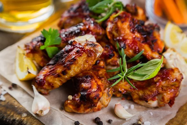 Alitas de pollo en tablero de madera — Foto de Stock