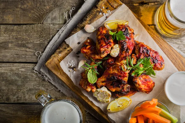 Alitas de pollo en tablero de madera — Foto de Stock