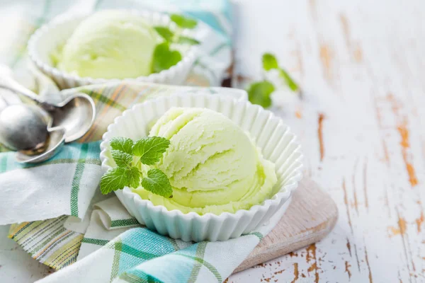 Sorvete de chá Matcha em tigela branca — Fotografia de Stock