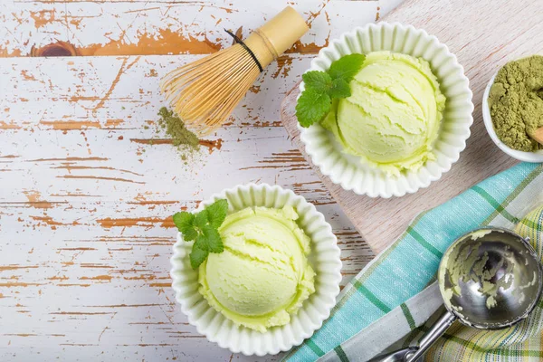 Matcha-Tee-Eis in weißer Schüssel — Stockfoto