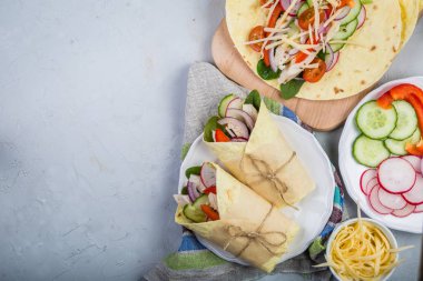 tortilla film tavuk ve sebze ile