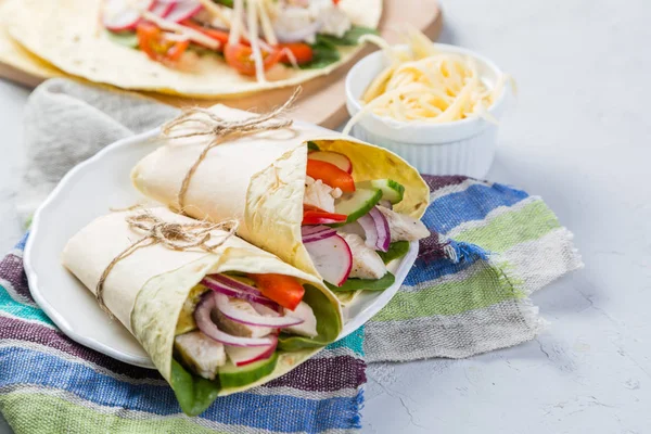 Tortilla wrap with chicken and vegetables — Stock Photo, Image