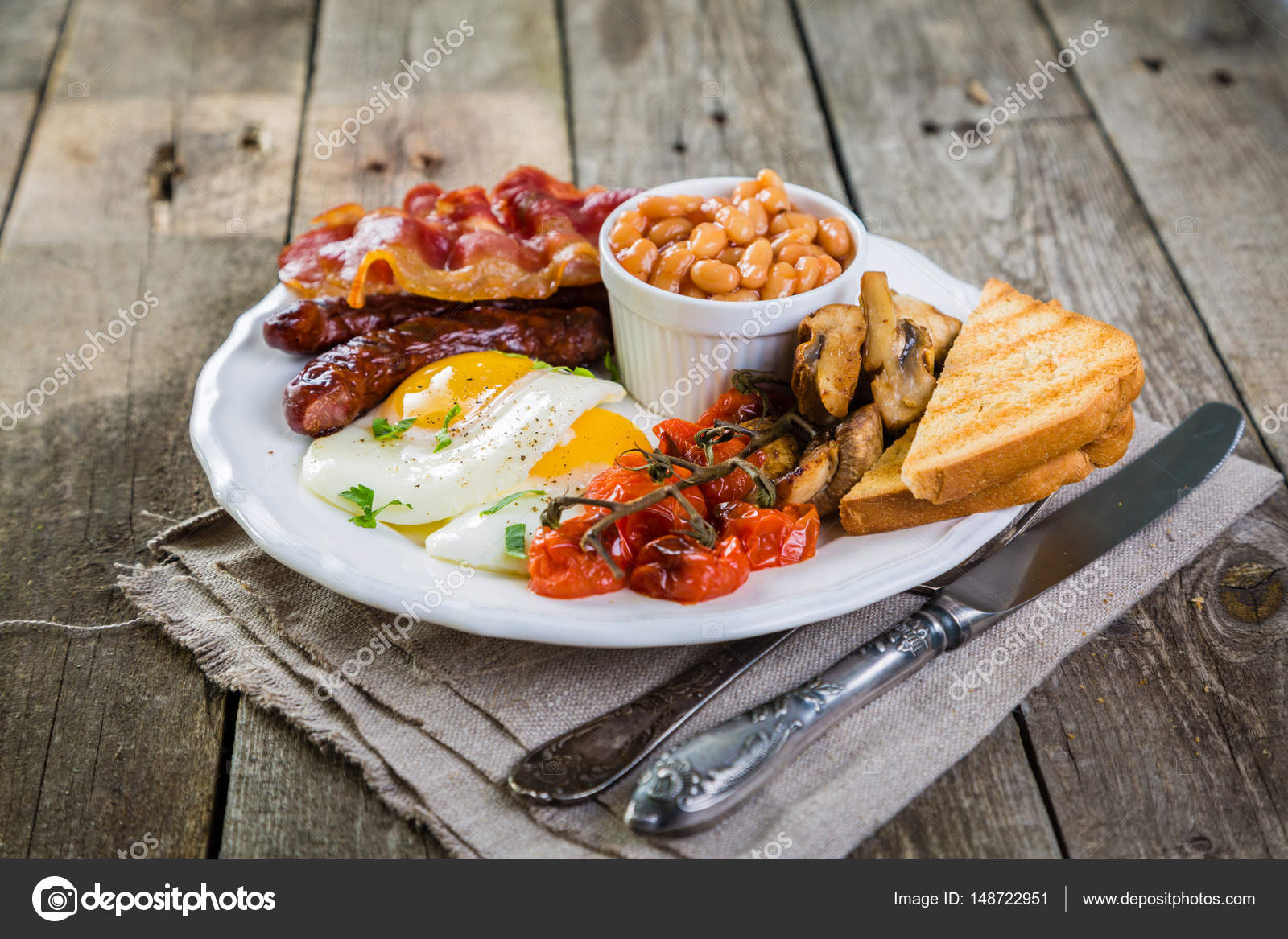 Desayuno inglés completo huevos, tocino, frijoles