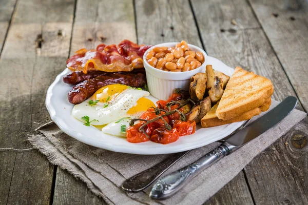 Full english breakfast - eggs, bacon, beans, toast, coffee and juice — Stock Photo, Image