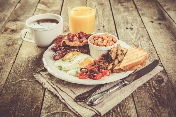 Café da manhã inglês completo - ovos, bacon, feijão, torrada, café e suco — Fotografia de Stock