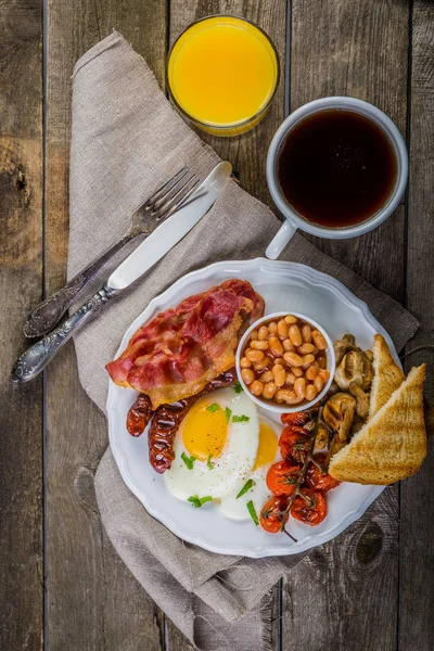 Café da manhã inglês completo - ovos, bacon, feijão, torrada, café e suco — Fotografia de Stock