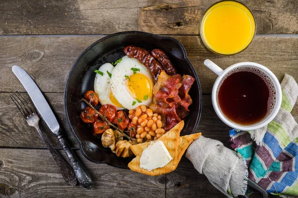 Compleet Engels ontbijt - eieren, spek, bonen, toast, koffie en SAP — Stockfoto