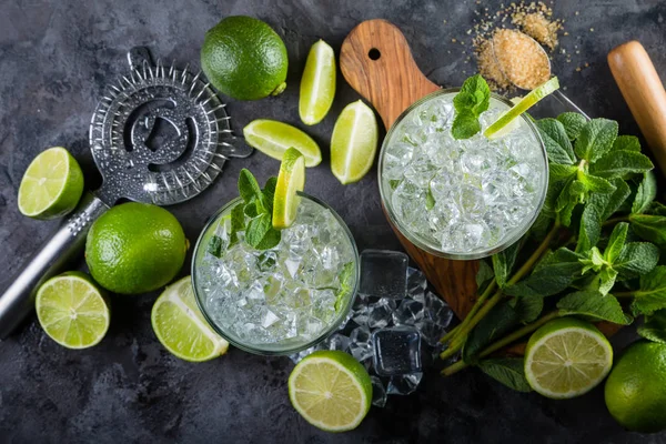 Cocktail Mojito e ingredienti — Foto Stock