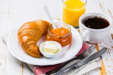 Kahvaltı - kruvasan, kahve, meyve suyu