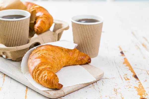 Croissant et café à emporter concept — Photo