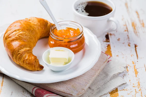 Reggeli - croissant, kávé, gyümölcslé — Stock Fotó
