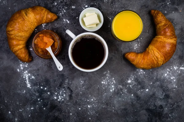 Petit déjeuner - croissants, café, jus de fruits — Photo