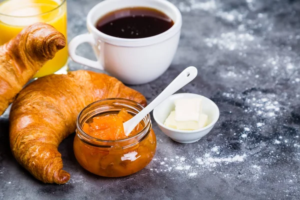 Frukost - croissanter, kaffe, juice — Stockfoto