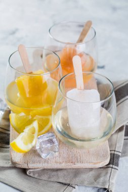 Şarap gözlük ile renkli buz popsicles