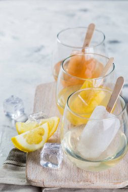 Şarap gözlük ile renkli buz popsicles