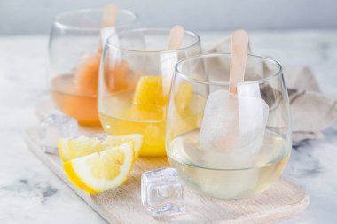 Şarap gözlük ile renkli buz popsicles