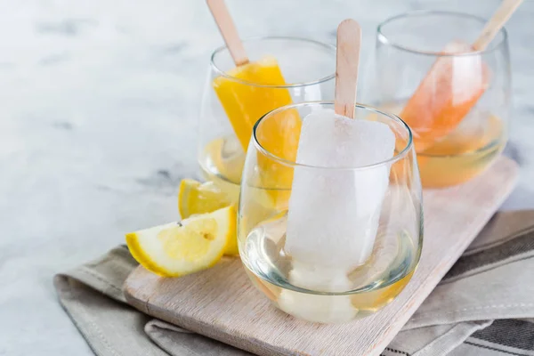 Paletas de hielo coloridas con vino en vasos —  Fotos de Stock