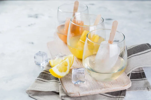Paletas de hielo coloridas con vino en vasos —  Fotos de Stock