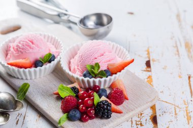 Berry dondurma taze meyve ile