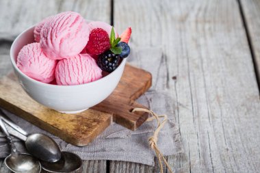 Berry dondurma taze meyve ile