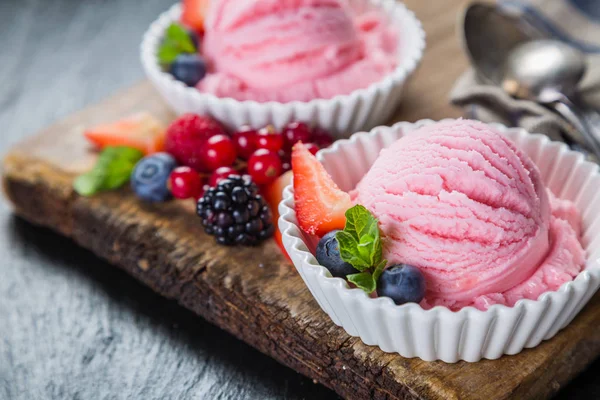 Berry glass med färska frukter — Stockfoto