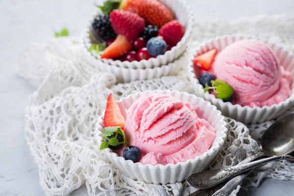 Ягодное мороженое со свежими фруктами — стоковое фото