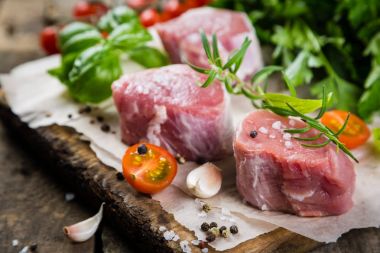 Ham fileto et kesim baharat ve otlar ile