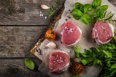 Ham fileto et kesim baharat ve otlar ile