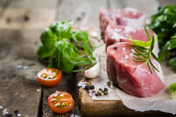 Rohe Mignon-Fleischstücke mit Gewürzen und Kräutern — Stockfoto