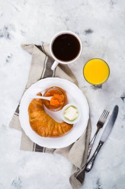 Kahvaltı - kruvasan, kahve, meyve suyu