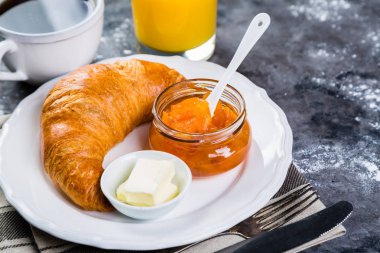Kahvaltı - kruvasan, kahve, meyve suyu