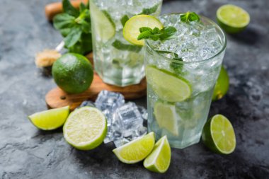 Mojito kokteyl ve malzemeler