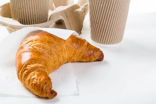 Croissant et café à emporter concept — Photo