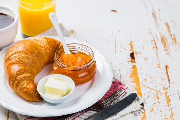 Café da manhã - croissants, café, suco — Fotografia de Stock