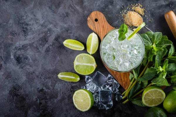 Cocktail Mojito e ingredienti — Foto Stock