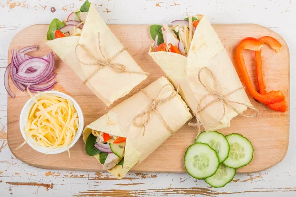 Envoltório de tortilla com frango e legumes — Fotografia de Stock