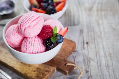 Berry dondurma taze meyve ile