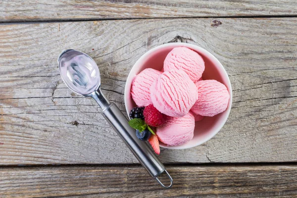 Beereneis mit frischen Früchten — Stockfoto