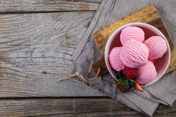 Berry παγωτό με φρέσκα φρούτα — Φωτογραφία Αρχείου