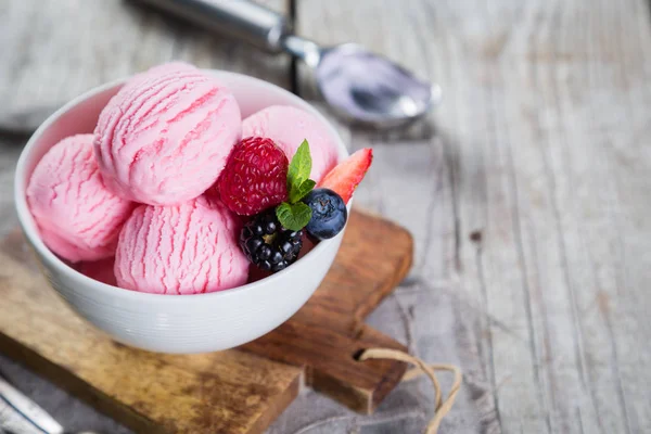 Helado de bayas con frutas frescas — Foto de Stock