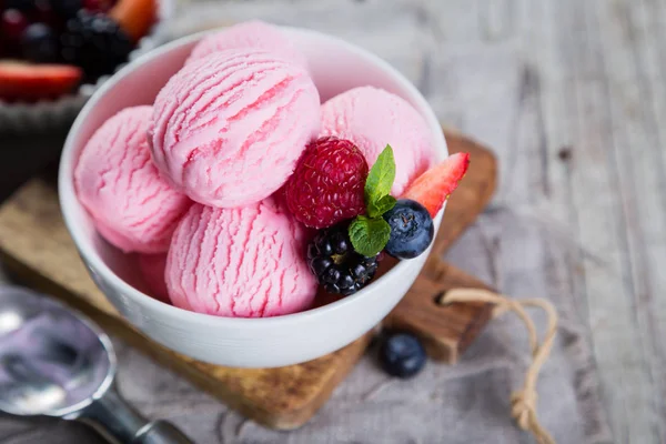 Berry dondurma taze meyve ile — Stok fotoğraf