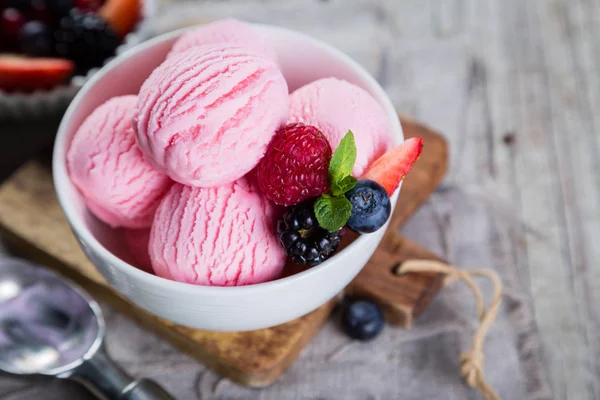 Helado de bayas con frutas frescas — Foto de Stock