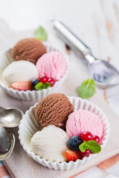 Вибір барвистих морозива в білих мисках — стокове фото