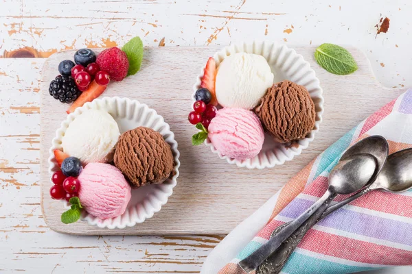 흰 그릇에 다채로운 아이스크림 스푼의 선택 — 스톡 사진