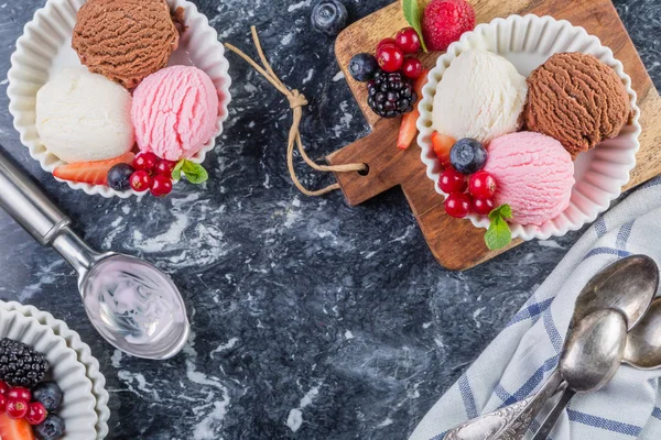 Вибір барвистих морозива в білих мисках — стокове фото