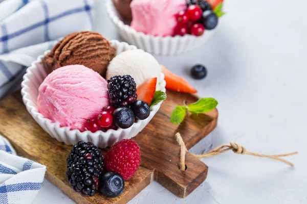 Selección de coloridas cucharadas de helado en cuencos blancos —  Fotos de Stock