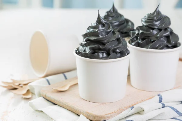 Чорне морозиво в білих чашках — стокове фото