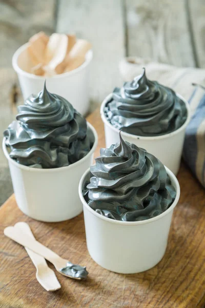 Чорне морозиво в білих чашках — стокове фото