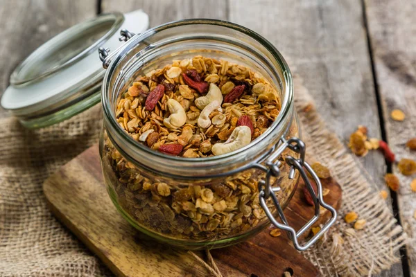 Granola en frasco de vidrio — Foto de Stock